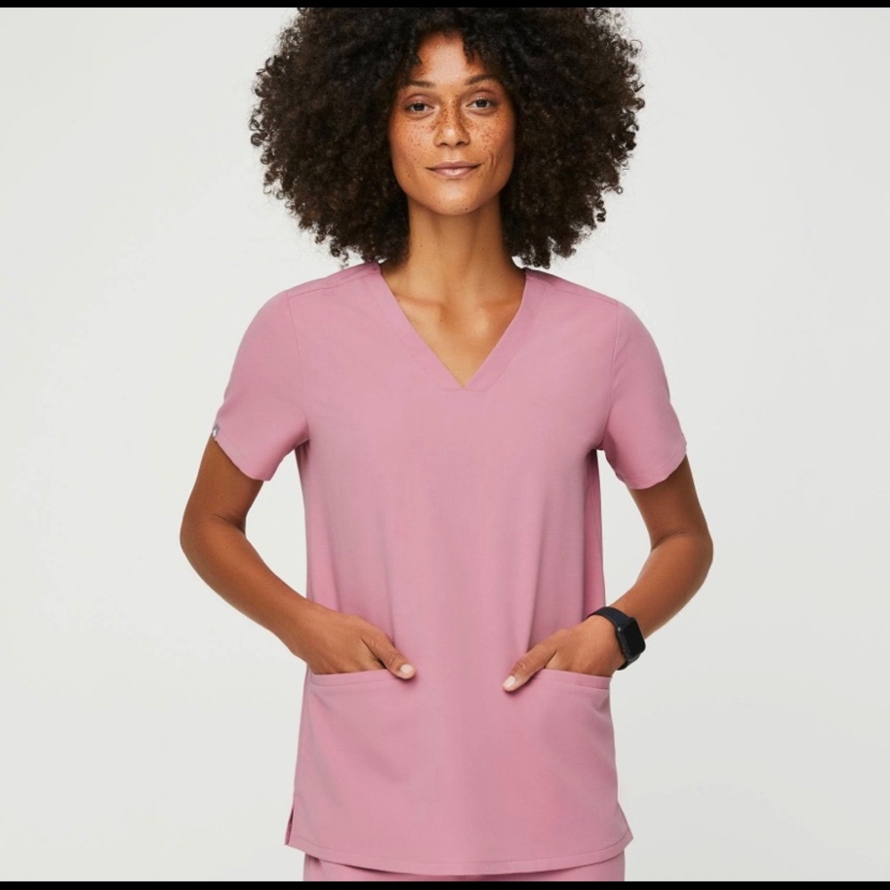 NWT FIGS CHALK PINK CASMA Medium